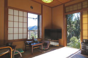 宇佐美みのりの村・高台の平家建|和室から庭を望みます 宇佐美みのりの村・高台の平家建|和室から庭を望みます