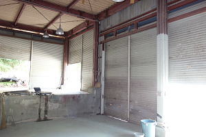 伊東市宇佐美・旧自動車塗装作業場|開口部シャッター 伊東市宇佐美・旧自動車塗装作業場