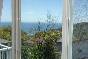 海峰苑・海眺望戸建|2階約8帖洋室からも梅が望めます 海峰苑・海眺望戸建|2階約8帖洋室からも梅が望めます