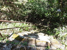 宇佐美みのりの村・売り土地|南側道路から下り階段で