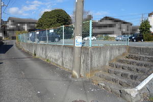 JR宇佐美駅徒歩3分・売り土地(365坪平坦地)|南西側公道との段差 JR宇佐美駅徒歩3分・売り土地(365坪平坦地)|南西側公道との段差