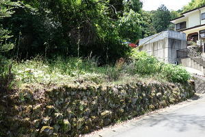 JR宇佐美駅徒歩9分・売り土地|道路から石積で上がっています JR宇佐美駅徒歩9分・売り土地|道路から石積で上がっています